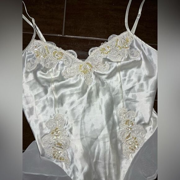 Victoria’s Secret Ivory Satin Bodysuit Teddy Chiffon Bridal sequins sz medium - Picture 3 of 4
